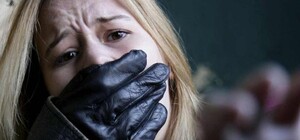 Мужчина силой затащил школьницу в свою квартиру и удерживал ее там