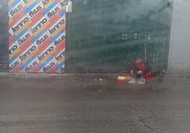 В Киеве заметили продавца шаурмы, который чистит овощи возле проезжей части. 