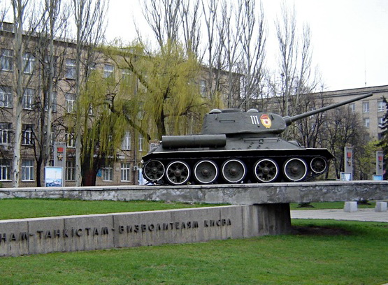 Памятник Т-34 освободили! Фото с сайта "Интересный Киев"