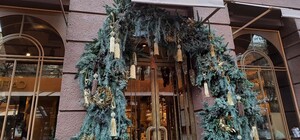 Новогоднее настроение: как украсили заведения Одессы в 2021 году