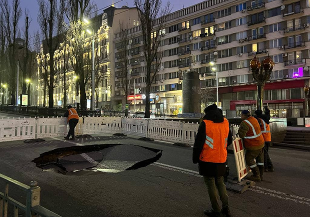 На бульваре Шевченко в Киеве вчера провалился асфальт: яму уже залатали. 