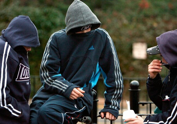 На Борщаговке в Киеве орудует банда подростков-грабителей. 