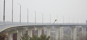 В Запорожье на подъездах к балочному мосту забетонировали последние плиты