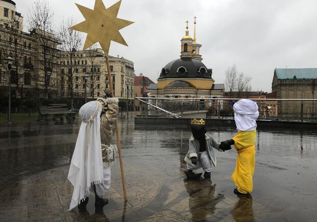 К Новому году преобразился памятник малышам-основателям Киева на Подоле 
