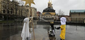 К Новому году преобразился памятник малышам-основателям Киева на Подоле