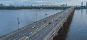 В конце декабря на развязке моста Патона высадят около 500 дорогих кустов