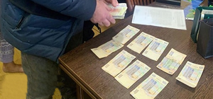 Права за 9400 гривен: в Харькове у ученицы автошколы требовали взятку