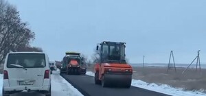 В Одесской области решили во время снегопада уложить асфальт: видео