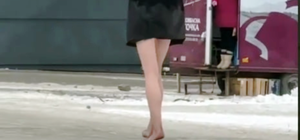 Была под наркотиками: по Салтовке девушка разгуливала босиком и в шубе (видео)