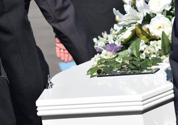 В Киеве работники похоронного бюро вымогали у девушки деньги за тело отца. 