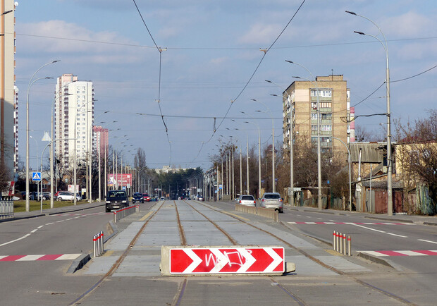 В Киеве обновили трамвайную линию на улице Алматинской. 