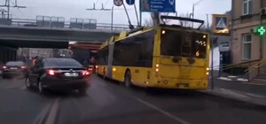 Под мостом на Куреневке застрял грузовик с МАФом