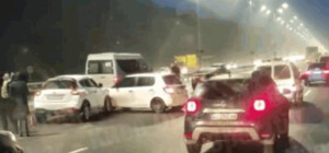 Из-за гололеда на трассе под Киевом столкнулись десятки машин