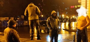 Босой и опасный: в центре Одессы полуголый мужчина разгуливал с ружьем