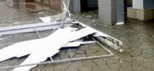 В центре Днепра на пешехода упала вывеска магазина