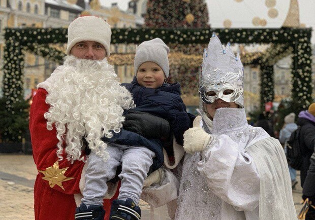В центре Киева Дед Мороз и Снегурочка "разводят" людей на деньги. 