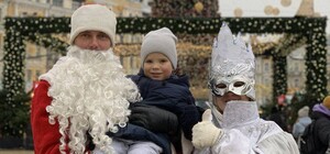 В центре Киева Дед Мороз и Снегурочка 