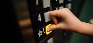 В одесском новострое сорвался лифт с людьми