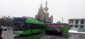 ДТП на скользких улицах: в Харькове столкнулись маршрутки, а грузовик с песком влетел в забор