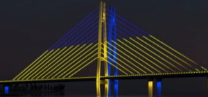 В Запорожье вантовый мост украшают подсветкой