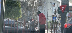 Возле Макдональдса на Металлургов снова попрошайничают дети