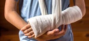 В Одесской области школьница сломала руку на физкультуре: мать обвиняет учителей