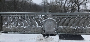 На аварийном мосту Патона начали ржаветь новые перила