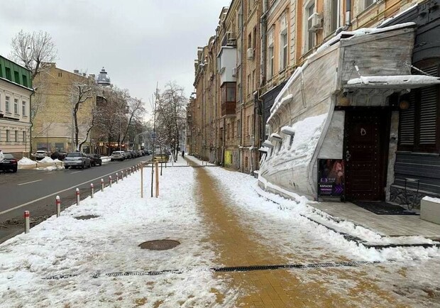 На Подоле в Киеве снесли незаконную террасу, занимавшую часть тротуара. 