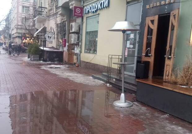 В центре Киева возле кафе поставили обогреватель, который мешает прохожим. 