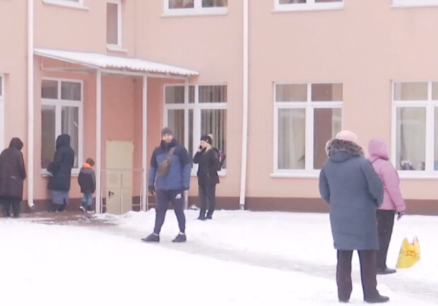 В одной из киевских школ из-за коронавируса родителям запретили прикосаться к входной двери в здание 