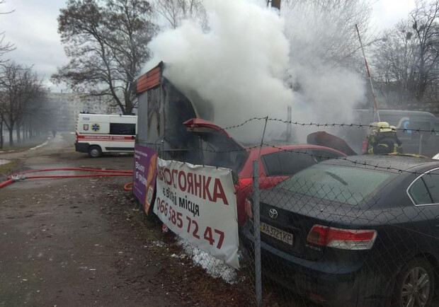 На Борщаговке случился пожар на автостоянке: есть пострадавший 