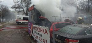 На Борщаговке случился пожар на автостоянке: есть пострадавший
