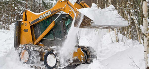 В центре Киева снегоуборщик сбил антипарковочный столбик