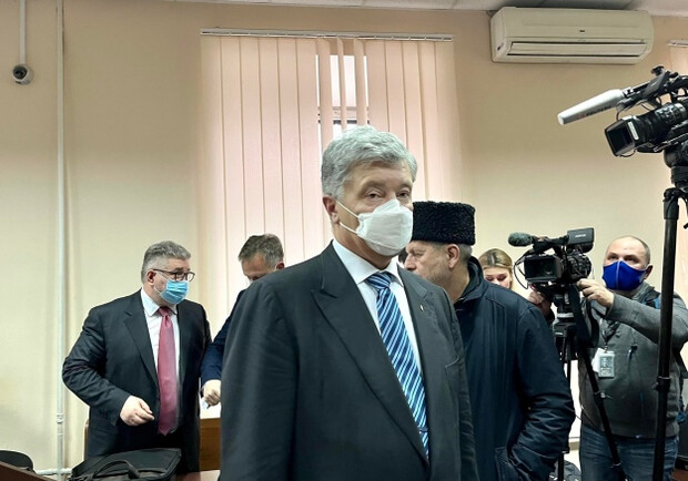 После пятичасового совещания суд над Петром Порошенко перенесли. 