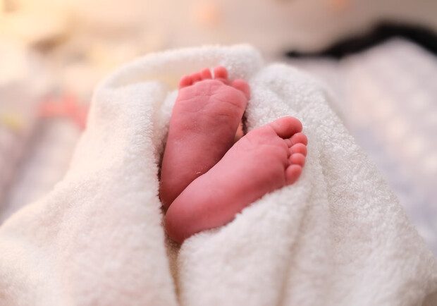 В Киеве в больницу подкинули новорожденную девочку в грязных пеленках. 