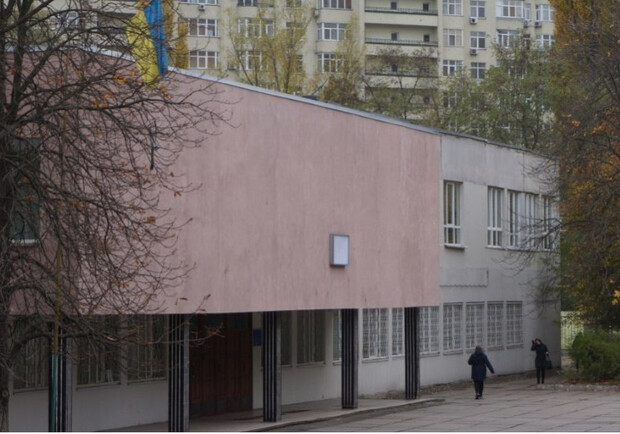 В школе Киева повара и уборщица подрались из-за "многоразовых" котлет. 