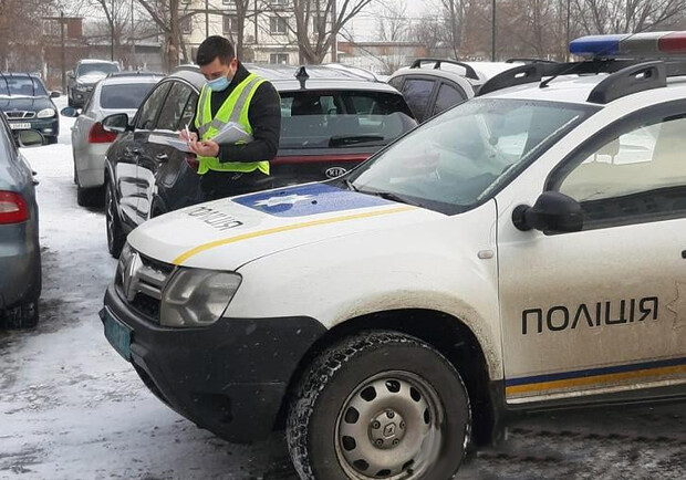 На территории больницы в Киеве организовали нелегальную парковку. 