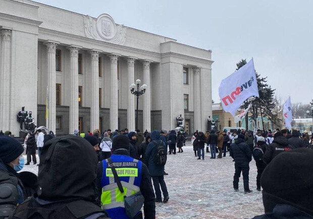 Появилось видео, как "погибший" на митинге ФОПов мужчина ушел из-под Рады. 