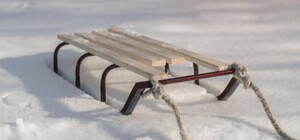 В Мелитополе 5-летняя девочка попала в больницу, врезавшись на санках в авто