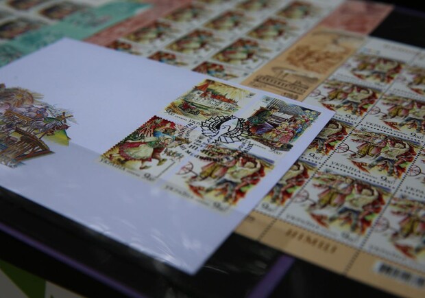 Сотрудница "Укрпочты" украла почтовых марок на 800 тысяч гривен. 