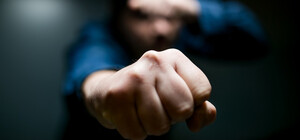 На Оболони неизвестные жестко избили двух пожилых женщин 