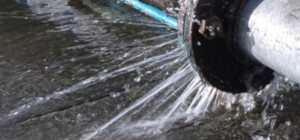 На Добровольского в Одессе прорвало водопровод