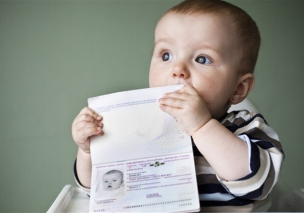 В Киеве чиновница хотела отдать чужого ребенка на усыновление. 