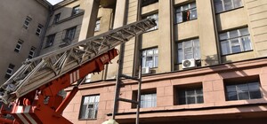 В центре Харькова загорелось студенческое общежитие (видео)