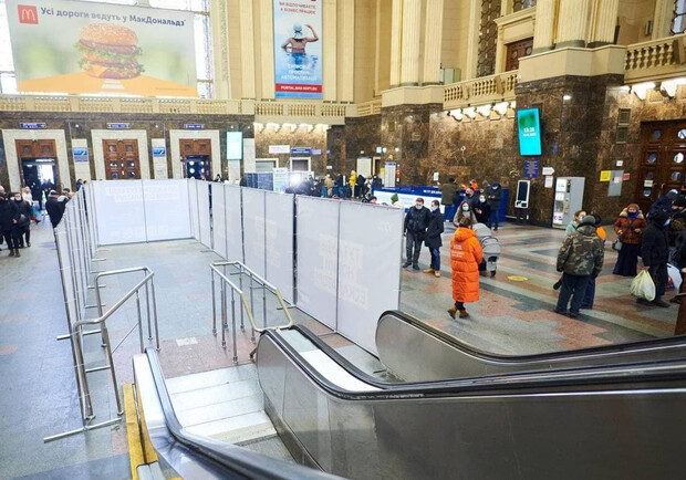 На Центральном ж/д вокзале Киева начали устанавливать новый эскалатор. 