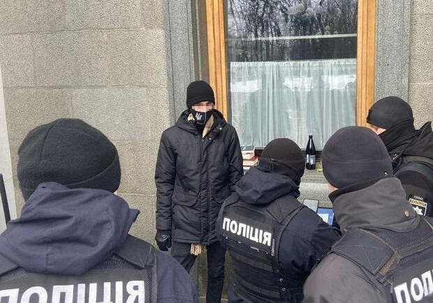 В Киеве парень разбил окно в здании Верховной Рады, бросив в него молоток. 