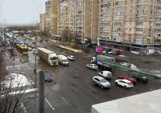 На Шулявці у Києві вантажівка пошкодила контактну лінію тролейбусів. 