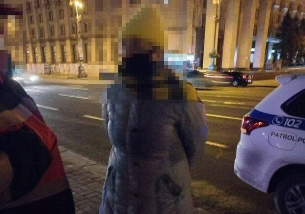 У Києві на майдані Незалежності жінка погрожувала підірвати себе гранатою. 