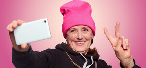 Новина про видачу пенсіонерам смартфонів викликала шквал гумору в інтернеті: добірка мемів 