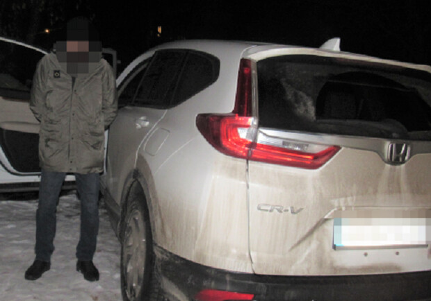 На Теремках мужчина угнал автомобиль и пытался сменить на нем номерные знаки. 